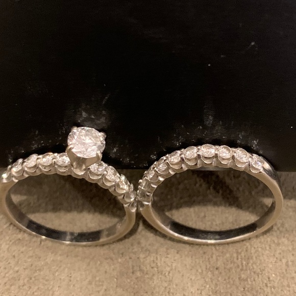 Beautiful Engagement Ring & Wedding Band - Picture 3 of 8